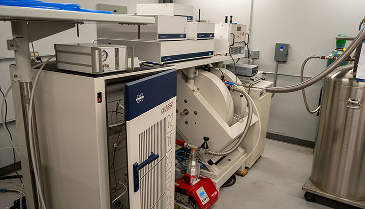 Bruker Elexsys E580 X/Q band cw/pulsed EPR spectrometer