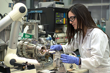 MagLab Scientist running experiment on the 9.4 Tesla FT-ICR MS