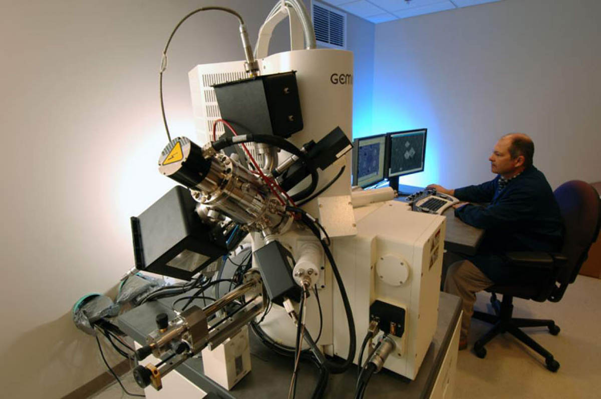 Bob Goddard uses the Zeiss 1540 EsB crossbeam scanning electron microscope