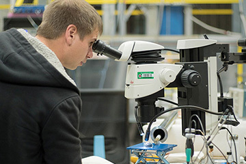 User analyzing a sample in probe housing