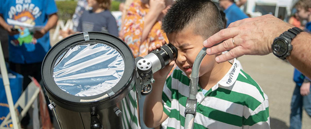 A science fan uses a solar telescope at the MagLab’s 2019 Open House.