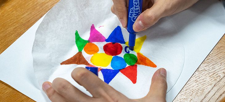 Color the coffee filter with geometric shapes