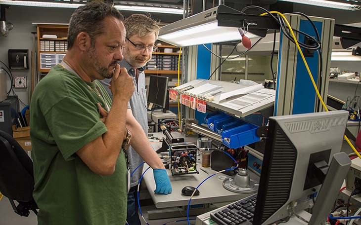 Research engineer Steve Ranner (left) and Gor'kov in the probe lab.