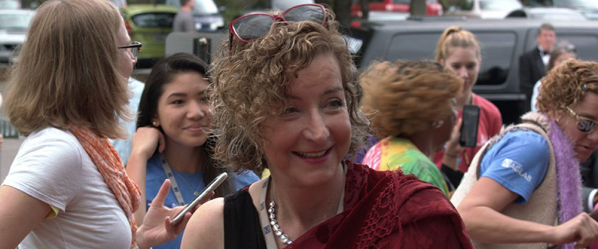 Laura Greene walks the red carpet as a science celebrity and waves to a crowd of adoring fans at the MagLab’s movie-themed Open House in 2017.